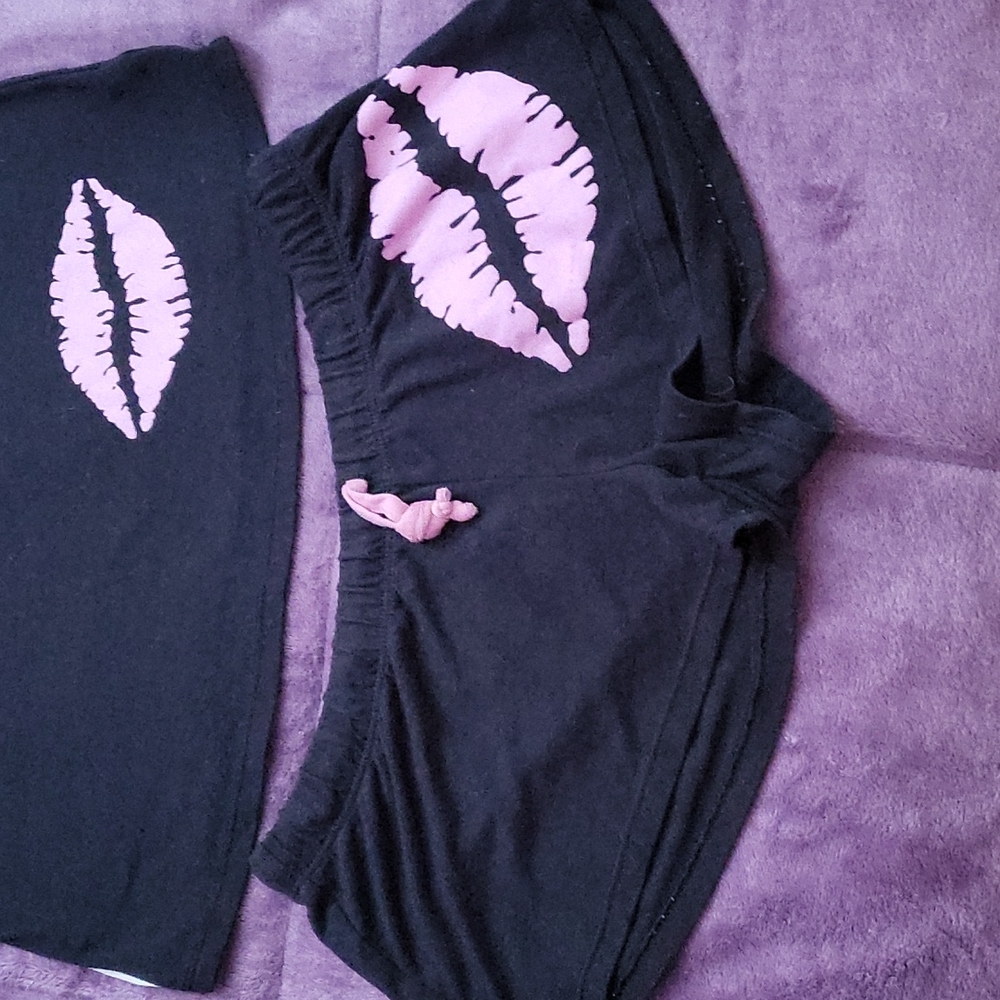 Lip Pajamas 💋 - Picture 3 of 3